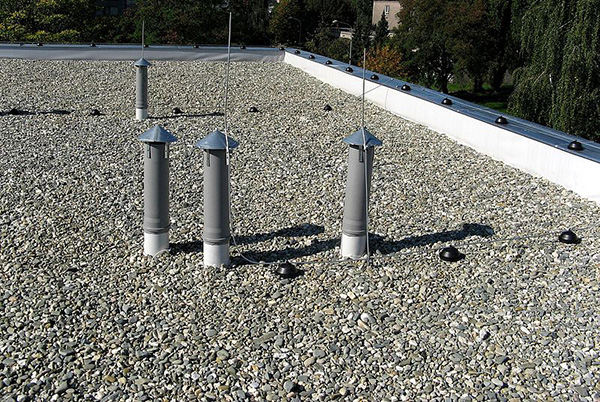 flat roof with loose rocks on top