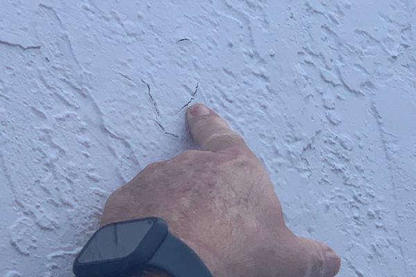 Wall cracks at Peppertree II Condos in Florida